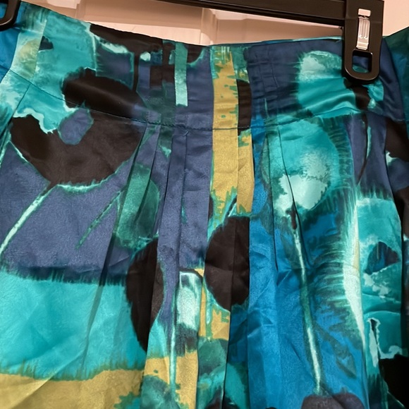 Colorful Satin Like Skirt. - Picture 4 of 9